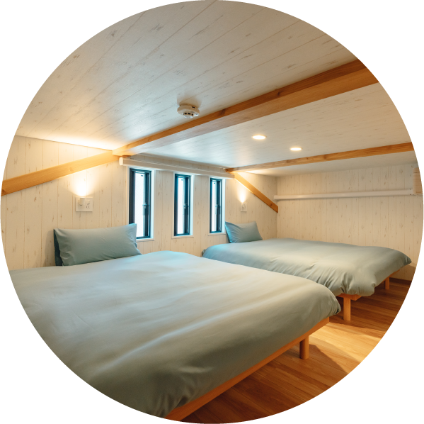 YOURROOM treehouse KUMAMOTOのナチュラルテイストの広々とした客室